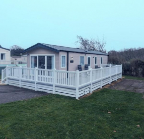 NEW STYLE HOLIDAY HOME, quiet location at Award winning Shorefield Country Park - ENTERTAINMENT PASSES INCLUDED!